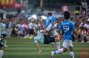 赛场上的精彩瞬间,两队球员将在比赛中展现出最好的状态 赛场上的精彩瞬间,两队球员将在比赛中展现出最好的状态